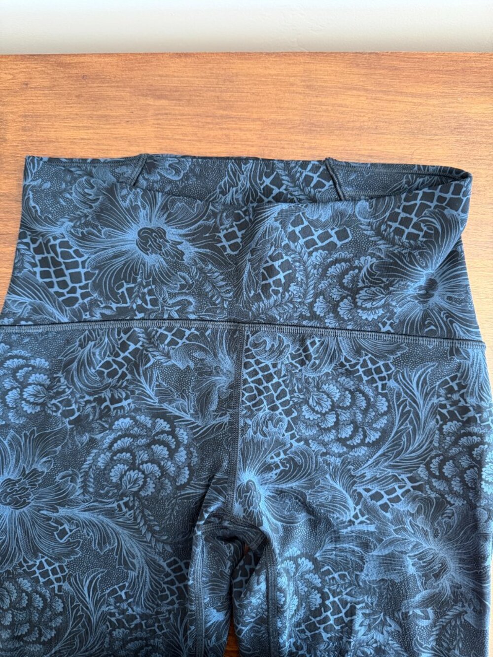 Lululemon High-Rise Floral Print Leggings – Women’s Size 6 w/25" inseam mesh leg